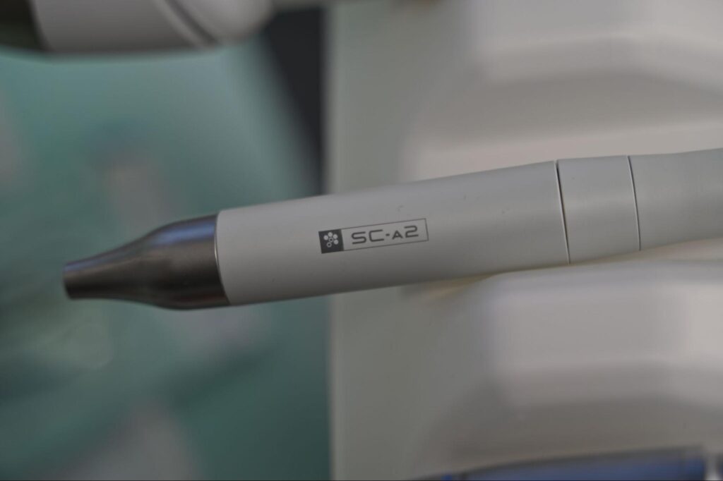 Zbliżenie na narzędzie stomatologiczne SC-A2